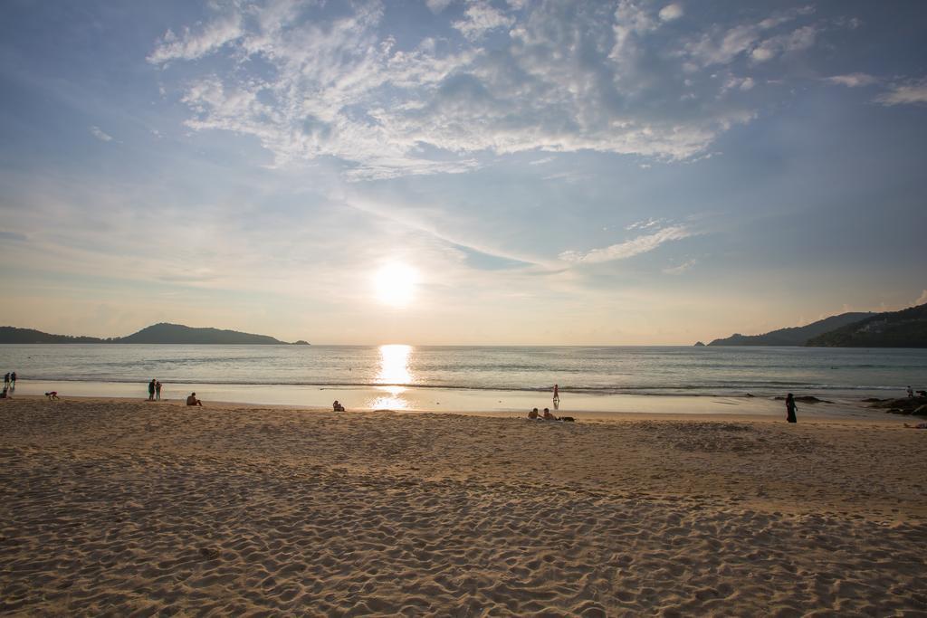 Barefoot Hotel Kalim Beach Front Patong Buitenkant foto