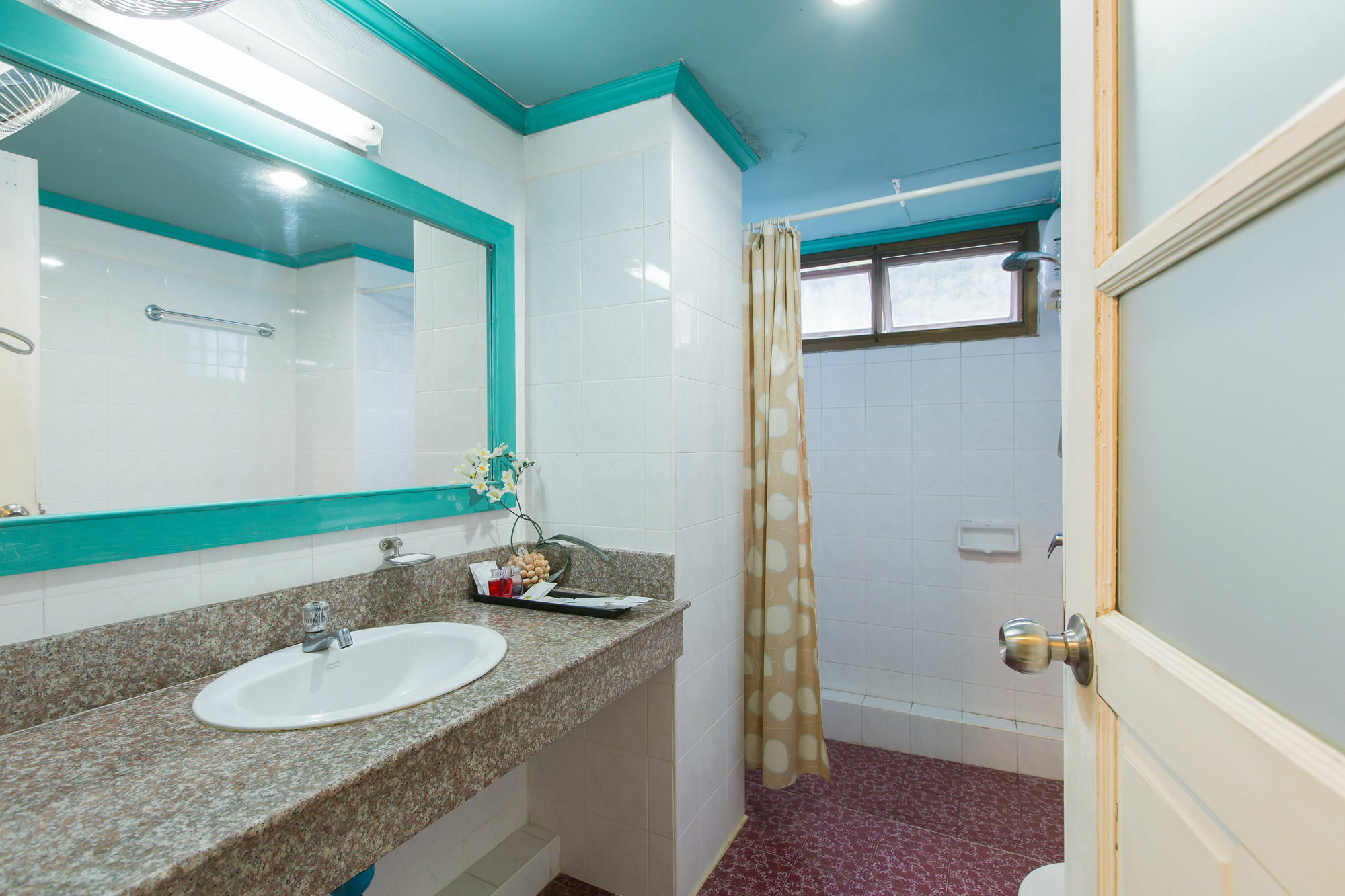 Barefoot Hotel Kalim Beach Front Patong Buitenkant foto